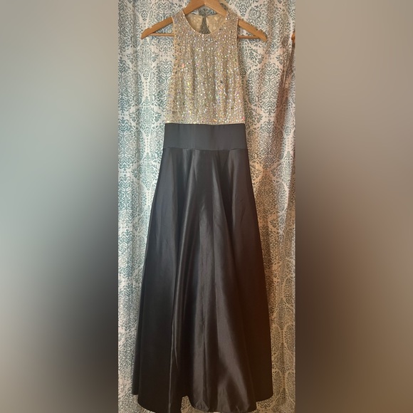 Black and Silver Jeweled Gown w pockets - Picture 2 of 12